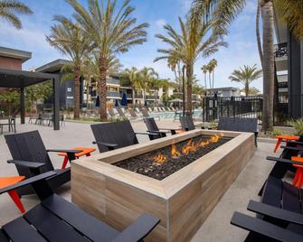 4 Beds Home In Newport Beach With Heated Jacuzzi, Pool, Ac, Gym And Pickleball Courts - Newport Beach - Pátio