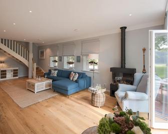 Luxurious Ukena vacation apartment in the count's Karl-Georgs-Forst; dogs welcome - Friedeburg - Sala de estar