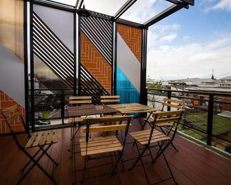 Busket Hostel - צ'אנג ראי - מרפסת