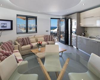 Elea Resort - Adults Only - אויה - סלון