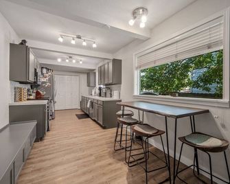 Cozy historic downtown CDA home w/ office space. Pet friendly! - Coeur d'Alene - Dining room