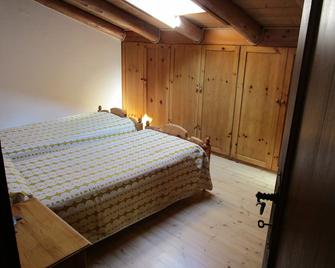 Attic apartment - Baselga di Pinè - Camera da letto