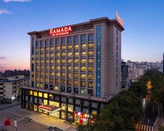 Ramada by Wyndham Zhangjiajie Tianmen Mountain - Čang-ťia-ťie - Budova