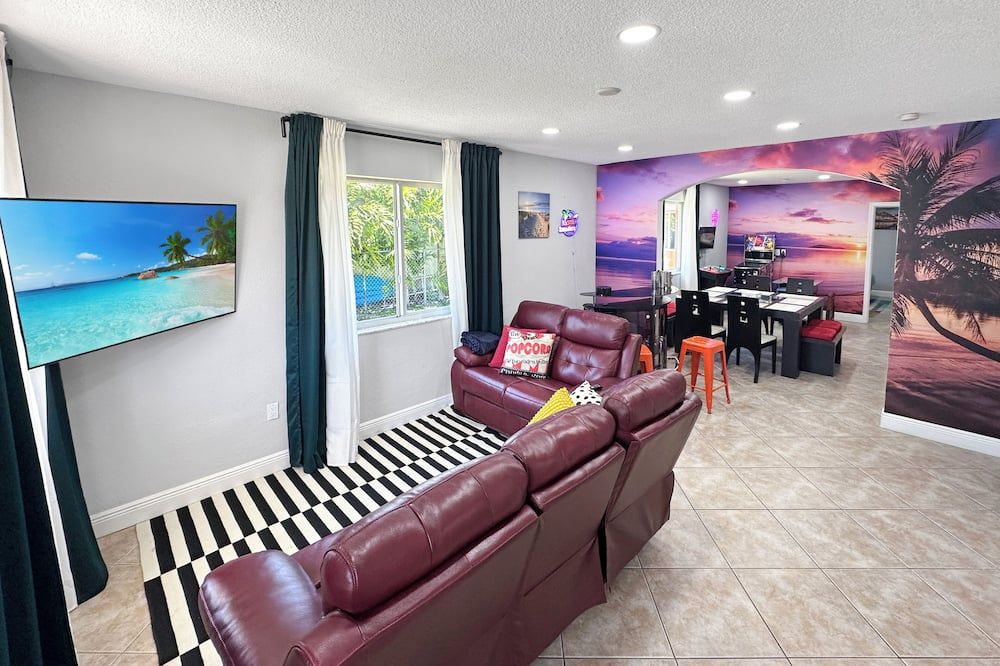 4 To 23 Guests Gameroom 2 Kitchens Bar Bbq - Miami - Living room