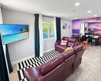 4 To 23 Guests Gameroom 2 Kitchens Bar Bbq - Miami - Living room
