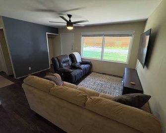 Sleeps 10, 5 Min to World Cup Stadium, 10 Min to Downtown - Kansas City - Sala de estar