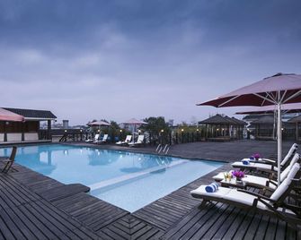 Wyndham Garden Suzhou - Suzhou - Piscina