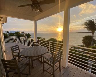 Gorgeous Newer Oceanfront Home! Private heated pool, dock and great views! - Summerland Key - Balkon