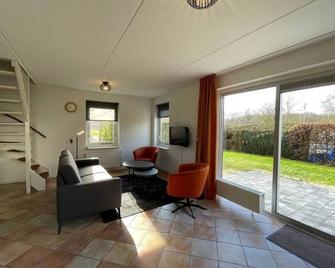 Spacious Home with Garden near Langweerder Wielen - Sint Nicolaasga - Living room