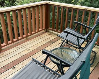 Cozy, lakeside cabin on beautiful Tims Ford Lake-CABIN #1 - Winchester - Balcony