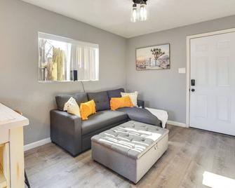 Near Old Town & Unm: Home in East Downtown - Alburquerque - Sala de estar