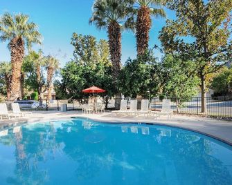 Beautifully updated mid-century condo with shared pool/spa & mountain views - Palm Springs - Piscine