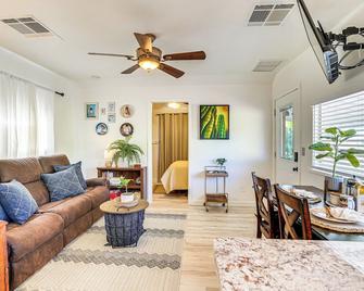 Cozy Wickenburg Abode: Explore the Wild West! - Wickenburg - Living room