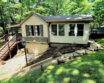 Turning Leaf Lodge--Cozy Cottage with Hot Tub/Spa in Ohiopyle. - Ohiopyle - Building