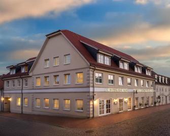 Hotel Zur Burg - Burg Stargard - Gebouw