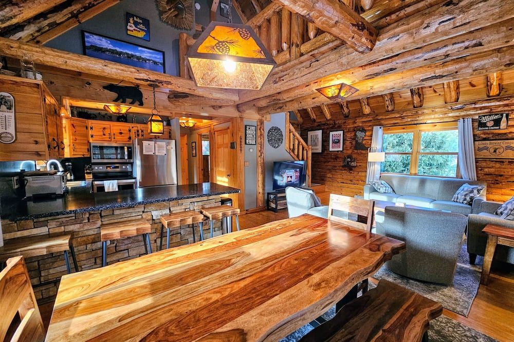 Beautiful, upscale log home located 2 miles from Elk Mountain