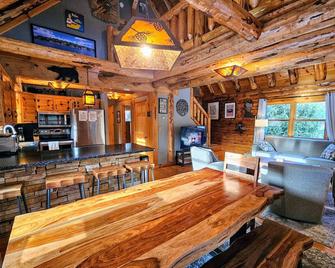 Beautiful, upscale log home located 2 miles from Elk Mountain - Union Dale - Comedor