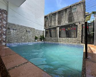 White-Beach Hideaway Resort Puerto Galera - Puerto Galera - Piscina