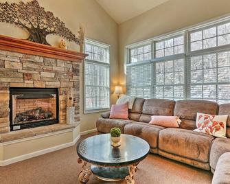 Townhome with Grill Less Than 1 Mi to Big Boulder Mountain - Lake Harmony - Living room