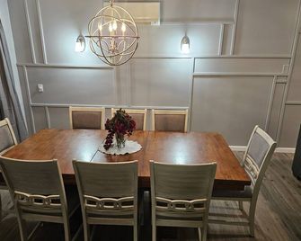 Glen Burnie Escape - Pet friendly with easy access to multiple attractions. - Glen Burnie - Dining room