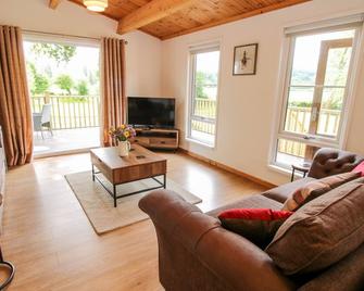 The Log Cabin, Family Friendly, With A Garden In Tenbury Wells - Tenbury Wells - Wohnzimmer