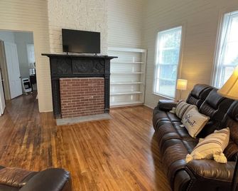 “Down Home” - Charming Antebellum Farm House - Edgefield - Sala de estar