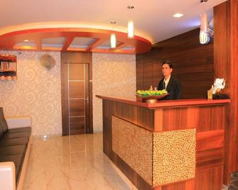 Landmark Hotel - 维萨卡帕特南 - 櫃檯