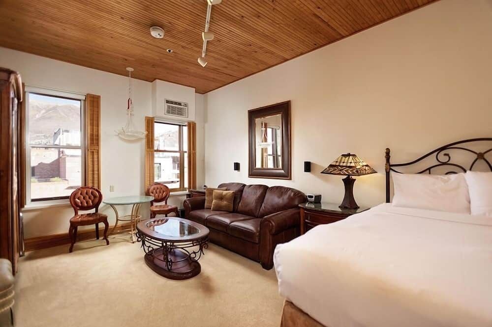 Independence Square Unit 306, Hotel Room with Large Sitting Area & Wet Bar - אספן - חדר שינה