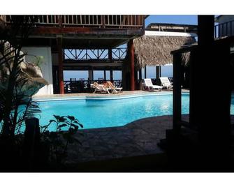 La Delphina Bed and Breakfast Bar and Grill Family Room - La Ceiba - Bazén