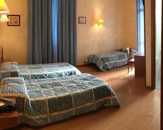 Hotel Holiday - Foggia - Yatak Odası
