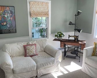 Shoreline Oasis - Clinton - Living room
