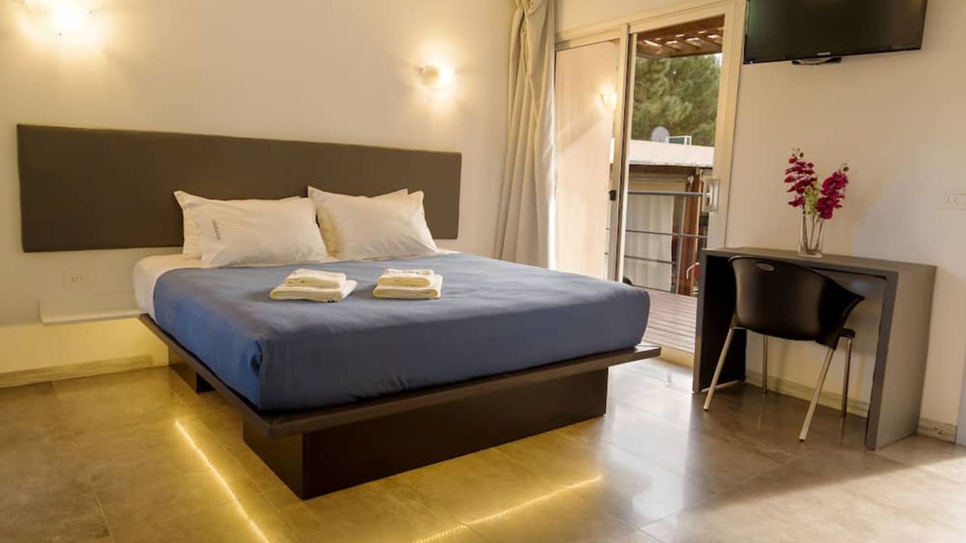 Undarius Hotel (exclusively gay men)