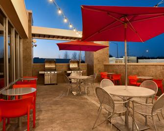 Home2 Suites by Hilton Baltimore/Aberdeen MD - Aberdeen - Binnenhof