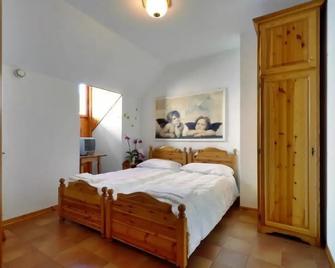 Albergo Alle Alpi - Comeglians - Schlafzimmer