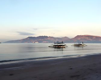 Amanente'z Beach Front Resort - Olongapo - Strand