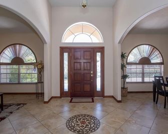 Stylish 4-bedroom Villa with Heated Pool - Inverness - Lobby