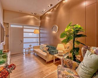 Gran casa al lado de la playa y Barcelona Centro - Badalona - Living room