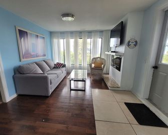 Fully Licenced : Private Heated Pool And Hot Tub With Okanagan Valley View - Kelowna - Sala de estar