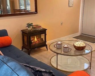 Luxury Bungalow w/Private SAUNA.A beautiful spot to unwind, surrounded by nature - Horseheads - Wohnzimmer