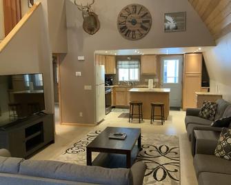 Located right in the heart of downtown Dubois - Dubois - Living room