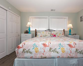 Pet-Friendly Condo at MM-19 w/ Boat Slip & Lake Views - Osage Beach - Living room