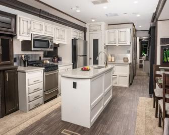 Logan Martin Retreat\nlincoln, Al. - Lincoln - Kitchen
