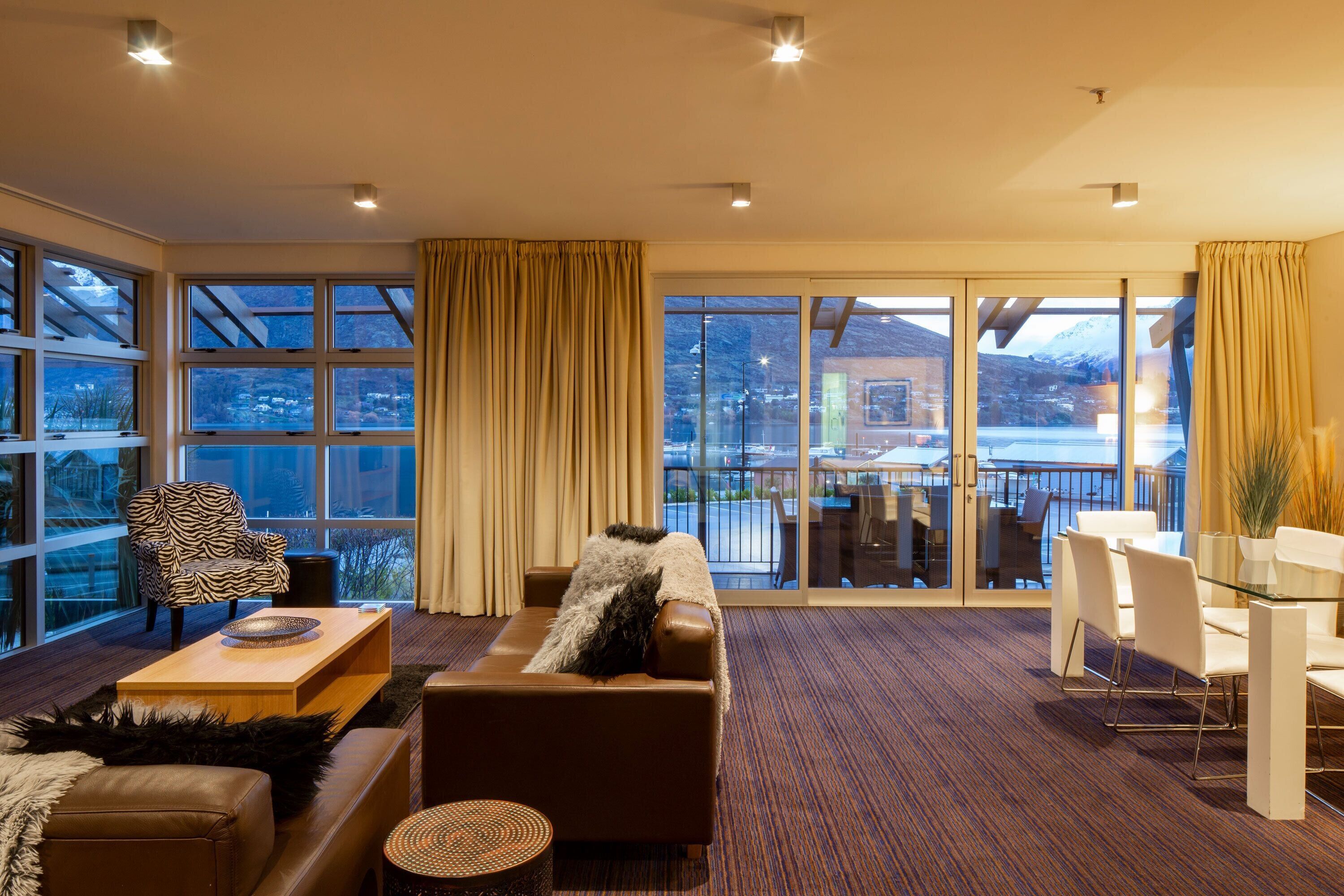 Marina Apartments - Element Escapes - קווינסטאון - סלון