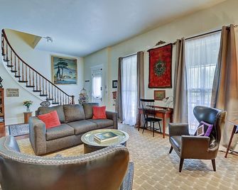Stay In The Heart Of Downtown Indianapolis In Style In This Grand Historic Home! - Indianapolis - Living room