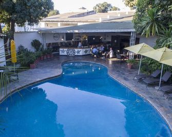 ฟอว์ลที ทาวเวอร์ส์ เกสท์เฮาส์ - ลิฟวิงสโตน - สระว่ายน้ำ