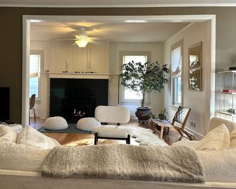 Historic Home By Carleton College; Perfect for Visiting Families & Faculty - Northfield - Huiskamer