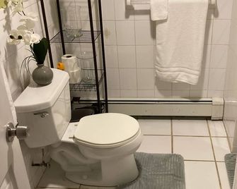 One bedroom walk down with private entrance ,ten minutes from JFK Airport. - Elmont