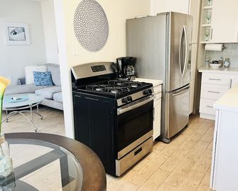 Cozy Beach Cottage With Bicycles - San Diego - Kitchen