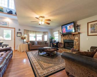 Mountain Creek Luxury Home W/ Hot Tub, Wifi, & Hbo - Waynesville - Obývací pokoj