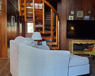 2 wooded acres, 2 king beds & 1 full bed, fire pit & plenty of parking! - Springville - Sala de estar